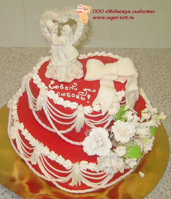 Двухъярусный Свадебный торт в виде сердец